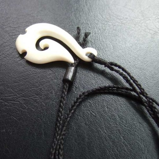 ボーンカービングペンダント【フィッシュフック】黒コード - BCT-30013