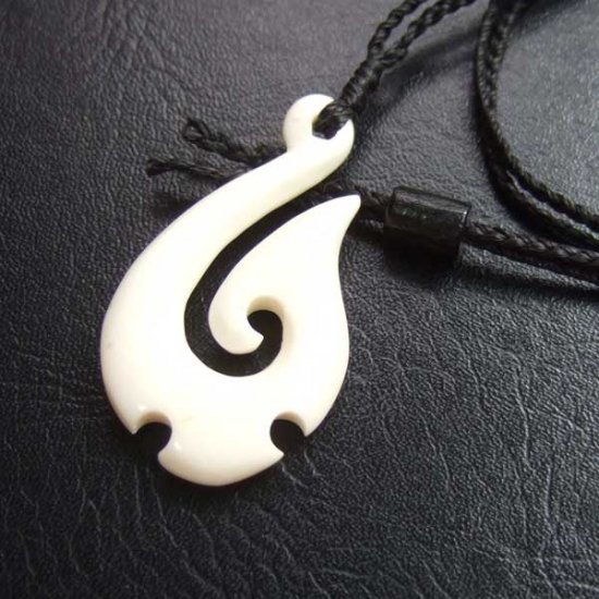 ボーンカービングペンダント【フィッシュフック】黒コード - BCT-30013