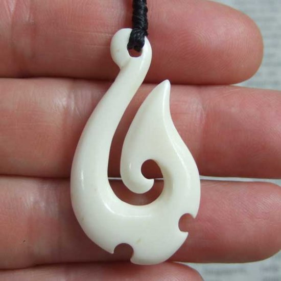 ボーンカービングペンダント【フィッシュフック】黒コード - BCT-30013