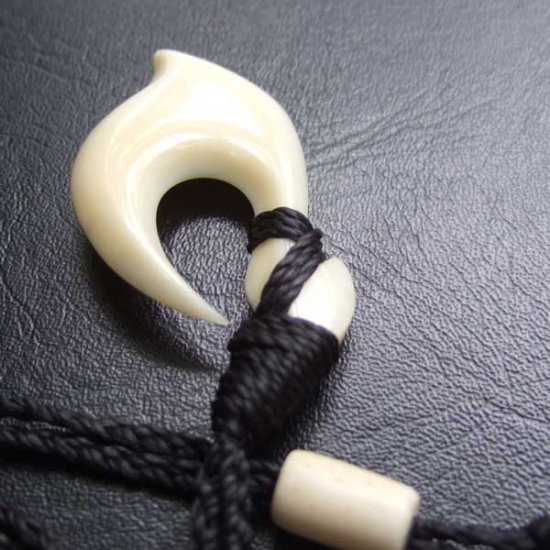 【表示現品】マッコウクジラの歯　カービングネックレス（約3.7cm）- BCT-30027