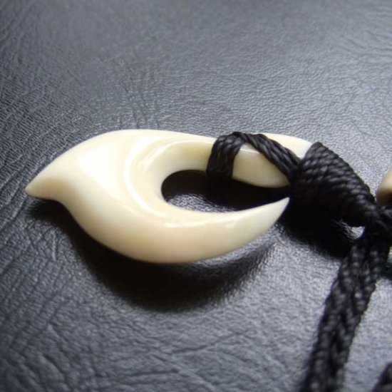 【表示現品】マッコウクジラの歯　カービングネックレス（約3.7cm）- BCT-30027