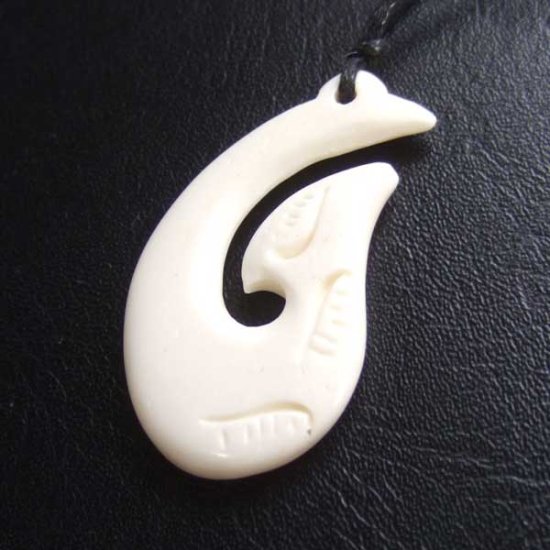 ボーンカービングペンダント【フィッシュフック】黒コード - BCT-30041