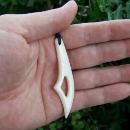 ボーンカービングペンダント【ナイフ】 -　19006zhc 《一点もの》