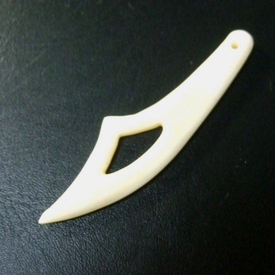 ボーンカービングペンダント【ナイフ】 -　19006zhc 《一点もの》