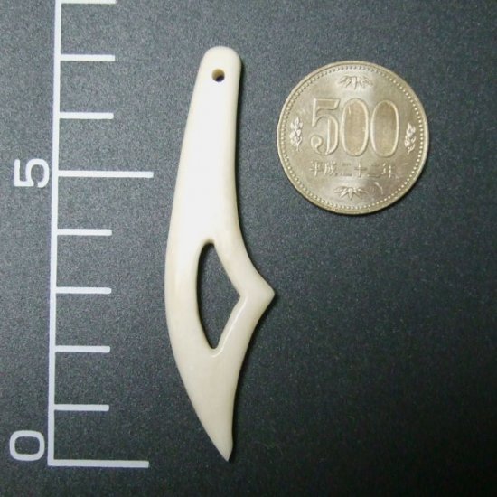 ボーンカービングペンダント【ナイフ】 -　19006zhc 《一点もの》