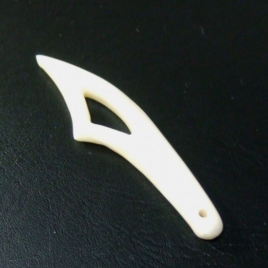 ボーンカービングペンダント【ナイフ】 -　19006zhc 《一点もの》