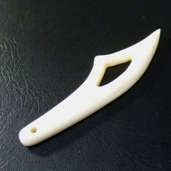 ボーンカービングペンダント【ナイフ】 -　19006zhc 《一点もの》