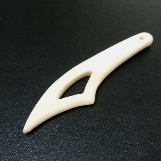 ボーンカービングペンダント【ナイフ】 -　19006zhc 《一点もの》