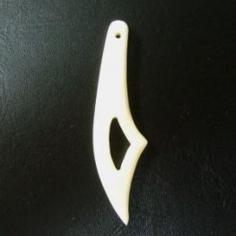 ボーンカービングペンダント【ナイフ】 -　19006zhc 《一点もの》