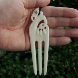 ボーンカービングペンダント【Heru+Manaia】 - 19011zhb 《一点もの》