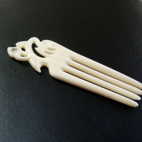 ボーンカービングペンダント【Heru+Manaia】 - 19012zhb 《一点もの》