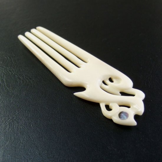 ボーンカービングペンダント【Heru+Manaia】 - 19012zhb 《一点もの》