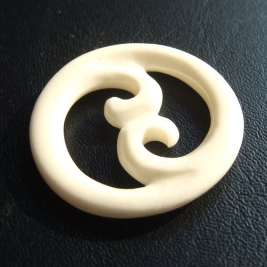 ボーンカービングペンダント【スパイラル】 - 03003chc 《一点もの》