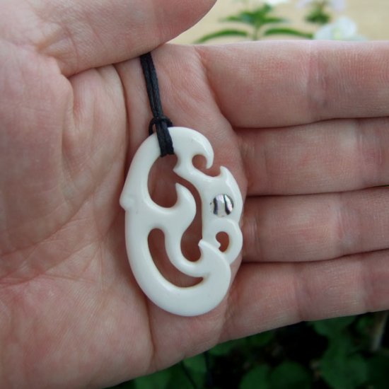 ボーンカービングペンダント【Manaia】 - 11012zhb 《一点もの》