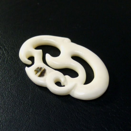 ボーンカービングペンダント【Manaia】 - 11012zhb 《一点もの》