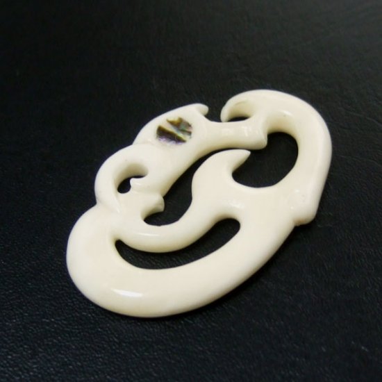 ボーンカービングペンダント【Manaia】 - 11012zhb 《一点もの》