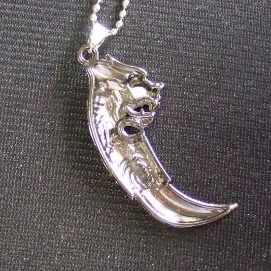 ステンレス製牙デザインペンダント（片面加工）-emd00018