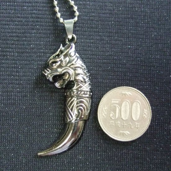 ステンレス製牙デザインペンダント（片面加工）-emd00018