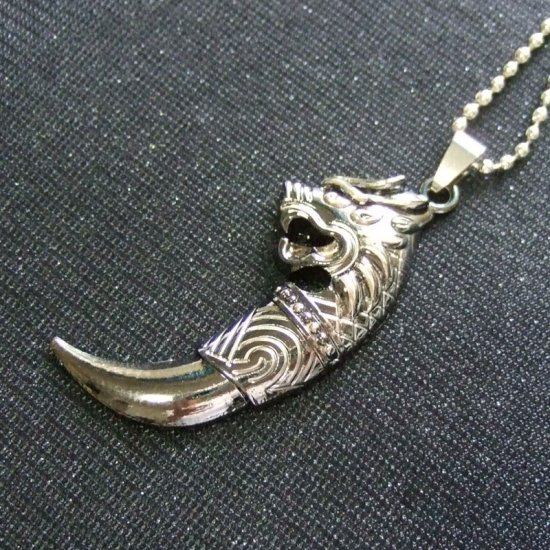 ステンレス製牙デザインペンダント（片面加工）-emd00018