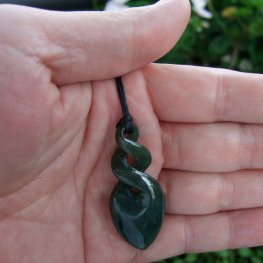 カービングペンダント【ダブルツイスト】グリーンストーン - 10002nzc カービングペンダント【ダブルツイスト】グリーンストーン - 10002nzc