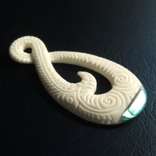 ボーンカービングペンダント【ツイスト】貝装飾 - 10005chc