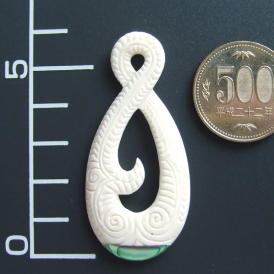 ボーンカービングペンダント【ツイスト】貝装飾 - 10005chc