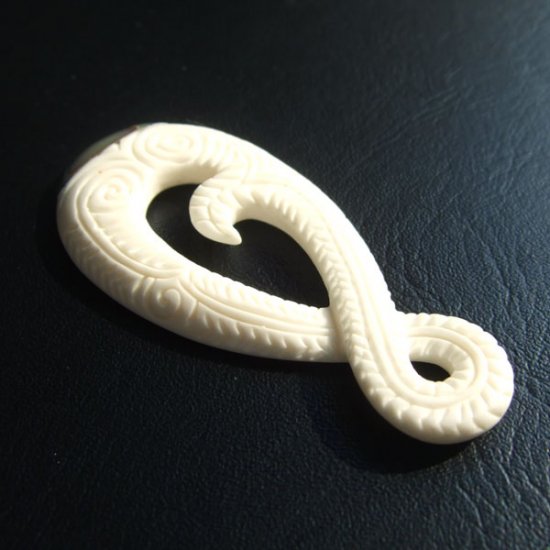 ボーンカービングペンダント【ツイスト】貝装飾 - 10005chc