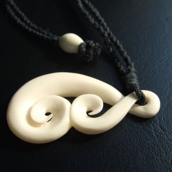 ボーンカービングペンダント【ツイスト+コル】 - 10005nzd 《一点もの》