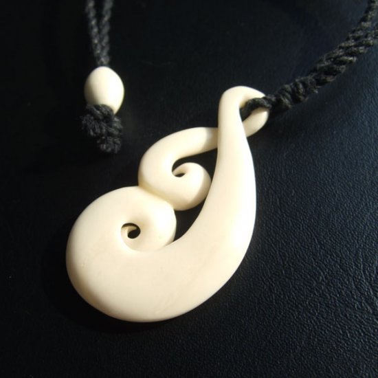 ボーンカービングペンダント【ツイスト+コル】 - 10005nzd 《一点もの》