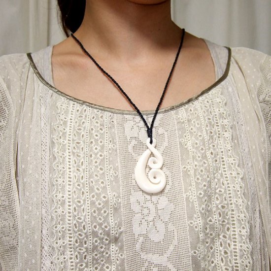 ボーンカービングペンダント【ツイスト+コル】 - 10005nzd 《一点もの》