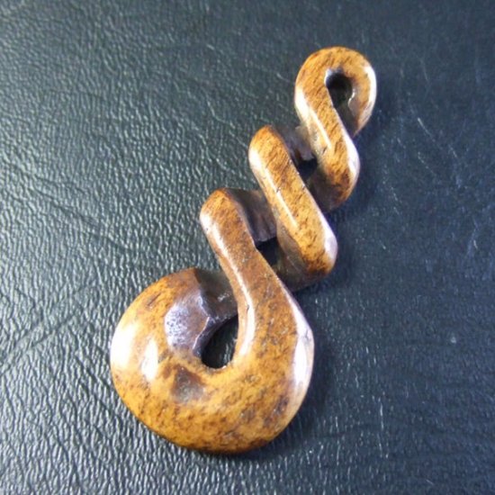 ステイン ボーンカービングペンダント【トリプルツイスト】 - 10011chd