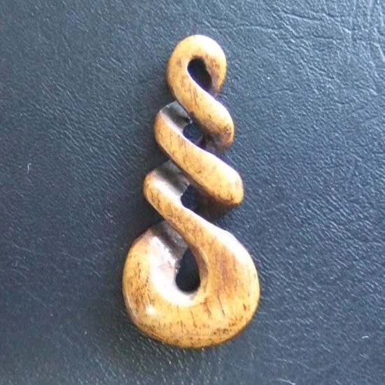 ステイン ボーンカービングペンダント【トリプルツイスト】 - 10011chd