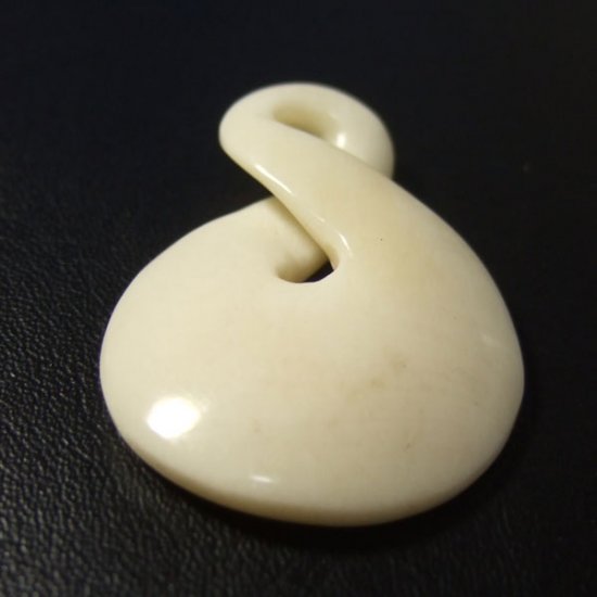 ボーンカービンングペンダント【ツイスト】 - 10020znc