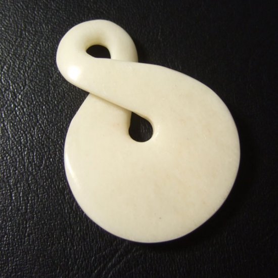 ボーンカービンングペンダント【ツイスト】 - 10020znc