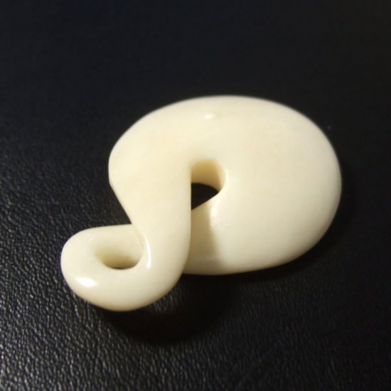 ボーンカービンングペンダント【ツイスト】 - 10020znc