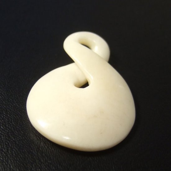 ボーンカービンングペンダント【ツイスト】 - 10020znc