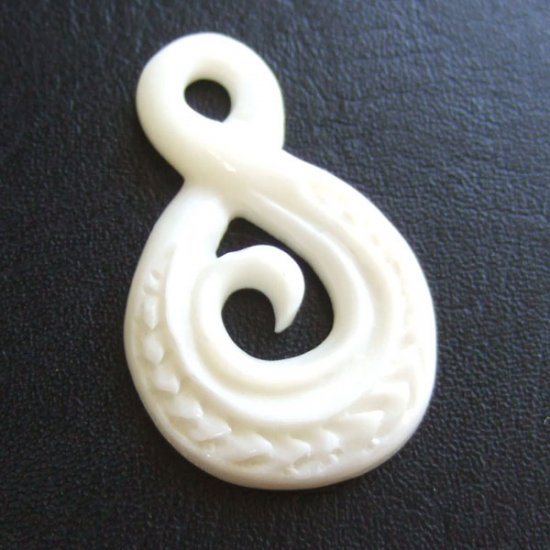 【表示現品】ボーンカービンングペンダント【ツイスト】 - 10031ebo