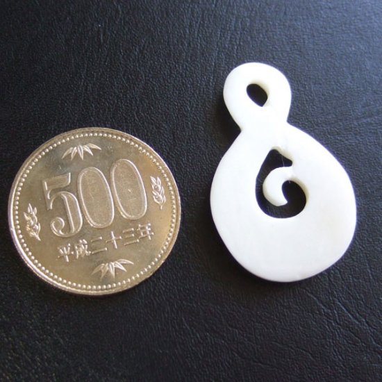 【表示現品】ボーンカービンングペンダント【ツイスト】 - 10031ebo