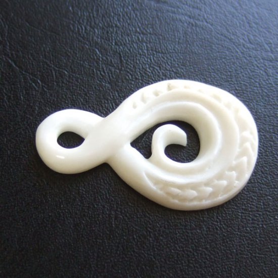 【表示現品】ボーンカービンングペンダント【ツイスト】 - 10031ebo