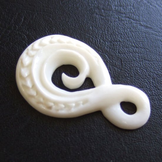 【表示現品】ボーンカービンングペンダント【ツイスト】 - 10031ebo