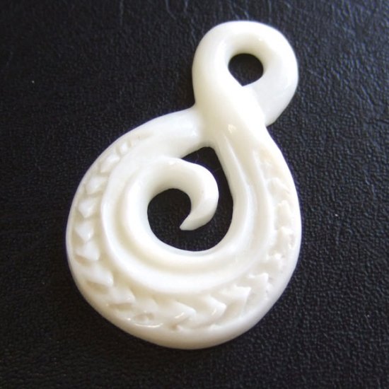 【表示現品】ボーンカービンングペンダント【ツイスト】 - 10031ebo