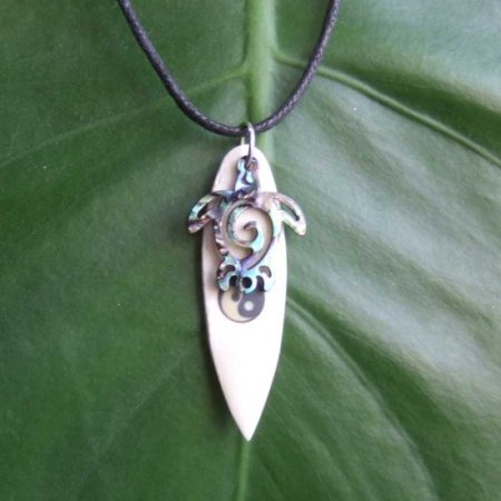 ボーンカービングペンダント【サーブボード+海ガメ】 - BTC-30047