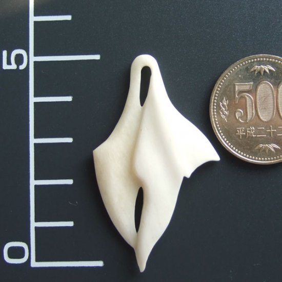 ボーンカービングペンダント【ホエールテール】 - 14003zh 《一点もの》
