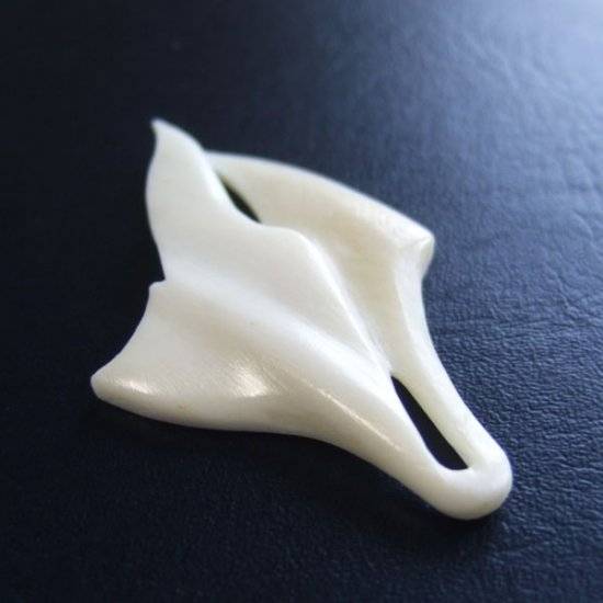 ボーンカービングペンダント【ホエールテール】 - 14003zh 《一点もの》