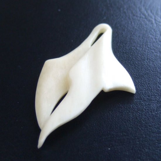 ボーンカービングペンダント【ホエールテール】 - 14003zh 《一点もの》