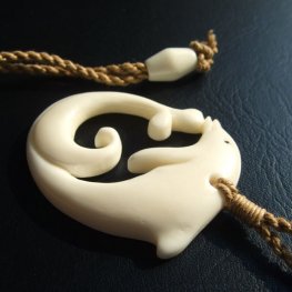 ボーンカービングペンダント【イルカ】 - 14005nzc ボーンカービングペンダント【イルカ】 - 14005nzc