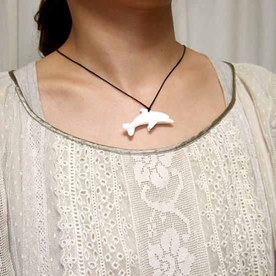 ボーンカービングペンダント【イルカ】 - 14006nzd