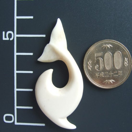 ボーンカービングペンダント【イルカ】 - 14020zhc 《一点もの》