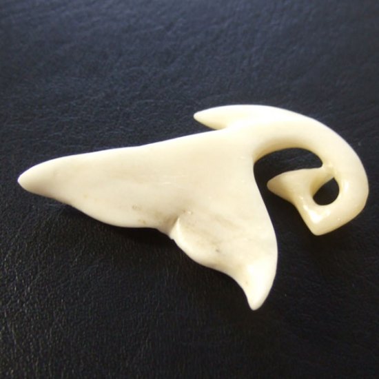 ボーンカービングペンダント【ホエールテール】 - 14022zhc 《一点もの》