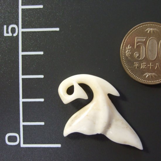 ボーンカービングペンダント【ホエールテール】 - 14022zhc 《一点もの》
